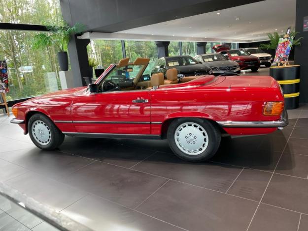 MERCEDES-BENZ 300 SL R107  