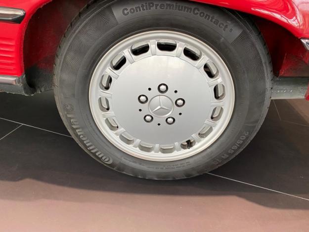 MERCEDES-BENZ 300 SL R107  