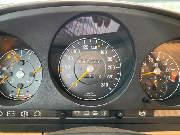 MERCEDES-BENZ 300 SL R107  