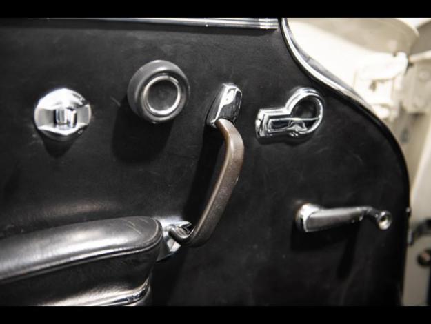 MERCEDES-BENZ 300 SE COUPE  