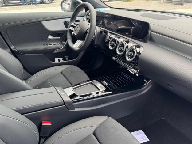 MERCEDES-BENZ CLA 180 Shooting Brake AMG Line - SAGA Huy (+32 85 23 69 00) 