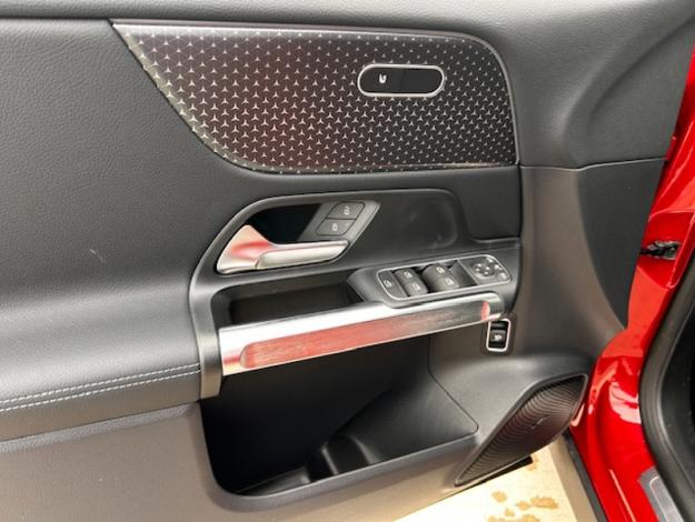 MERCEDES-BENZ EQB 250 + Luxury Line - SAGA Huy (+32 85 23 69 00) 