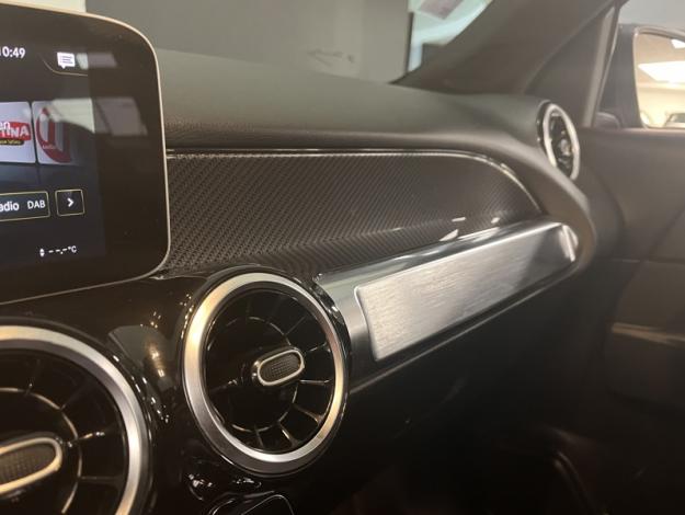 MERCEDES-BENZ GLB 200 d AMG Line  