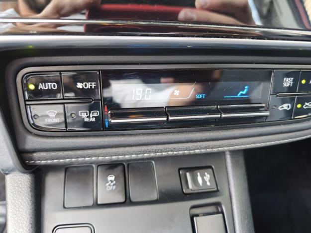 TOYOTA Auris Hybrid Design Edition  