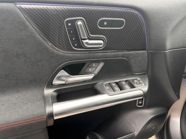 MERCEDES-BENZ GLA 180 d AMG Line - SAGA Huy (+32 85 23 69 00) 