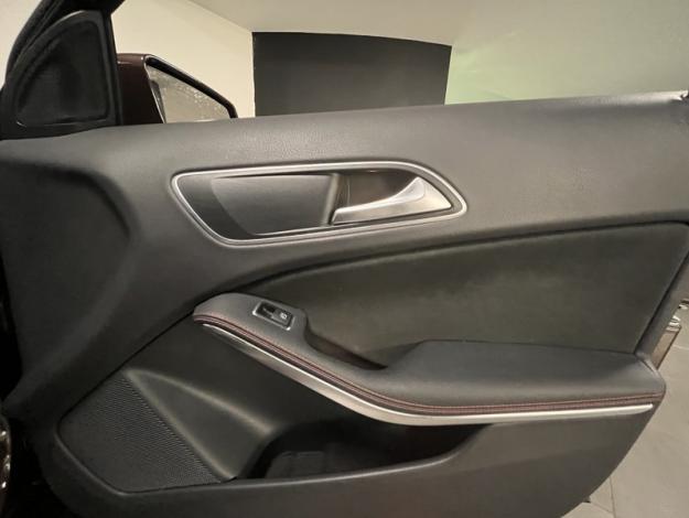 MERCEDES-BENZ GLA 180 Fascination  