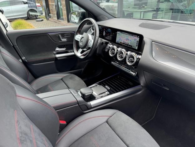 MERCEDES-BENZ GLA 180 AMG LINE  
