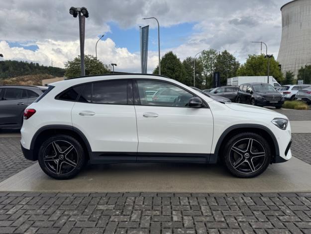 MERCEDES-BENZ GLA 180 AMG LINE  