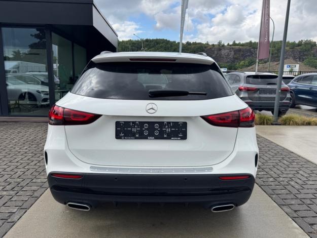 MERCEDES-BENZ GLA 180 AMG LINE  