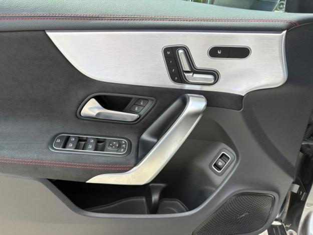 MERCEDES-BENZ CLA 200 d SB Pack AMG Toit Pano  