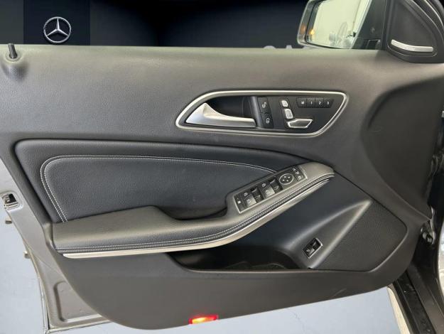 MERCEDES-BENZ GLA 180 AMG Pack Night Toit ouvrant  