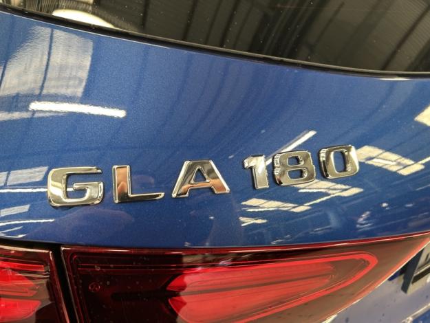MERCEDES-BENZ GLA 180 AMG Line  