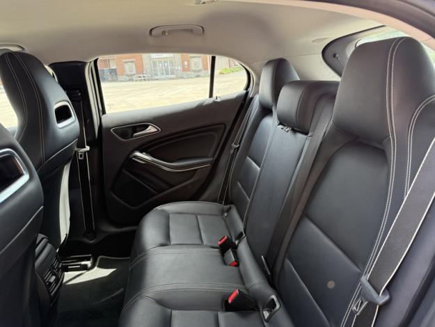 MERCEDES-BENZ GLA 180 AMG Line  