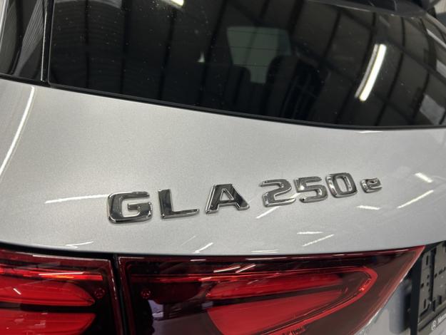 MERCEDES-BENZ GLA 250 e AMG Line  
