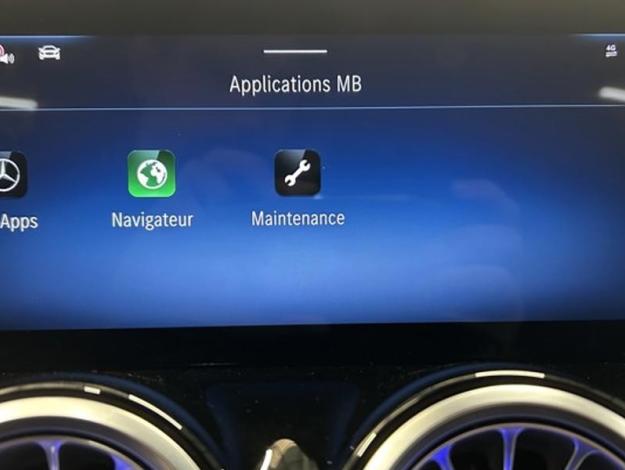 MERCEDES-BENZ GLB 200 d AMG Line Attelage Facelift  