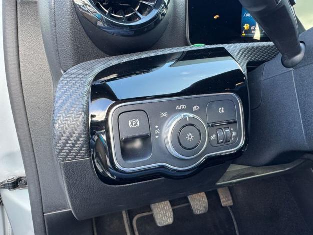 MERCEDES-BENZ A 180 d Essential Line - Look AMG Line  