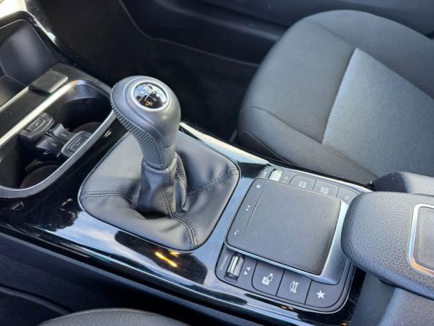 MERCEDES-BENZ A 180 d Essential Line - Look AMG Line  