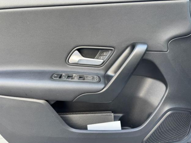 MERCEDES-BENZ A 180 d Essential Line - Look AMG Line  