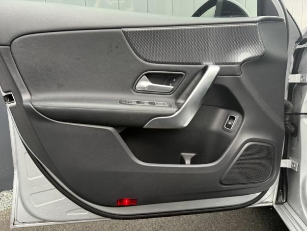 MERCEDES-BENZ Classe A 180 Berline Progressive Line  Classe A Berline / V1771 Classe A 180 Berline Progressive Line