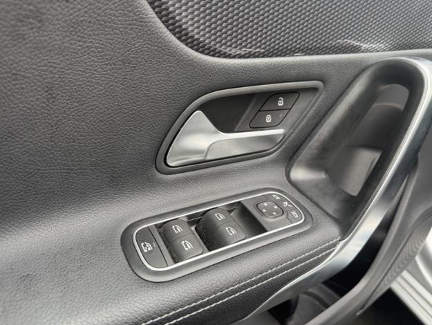 MERCEDES-BENZ Classe A 180 Berline Progressive Line  Classe A Berline / V1771 Classe A 180 Berline Progressive Line