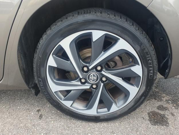 TOYOTA Auris 136h Design  
