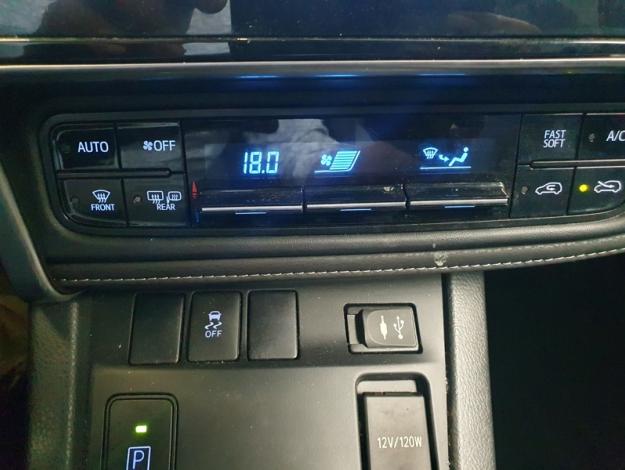 TOYOTA Auris 136h Design  