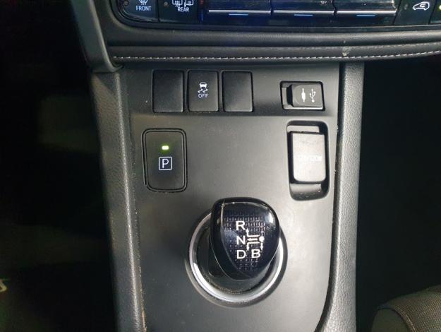 TOYOTA Auris 136h Design  