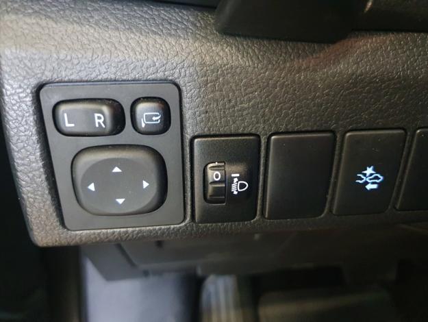 TOYOTA Auris 136h Design  