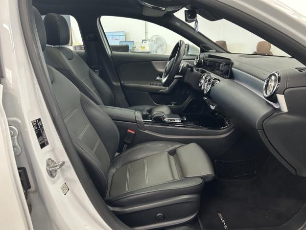 MERCEDES-BENZ A 200 Berline Pack AMG Toit Pano  