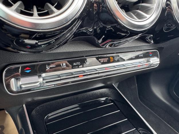 MERCEDES-BENZ GLB 180 d AMG Line - Toit ouvrant sièges électriques  