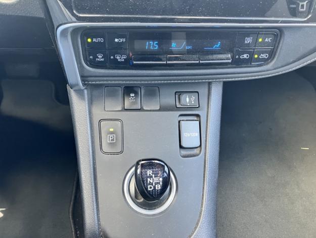 TOYOTA Auris 1.8 HYBRID 136 DESIGN  