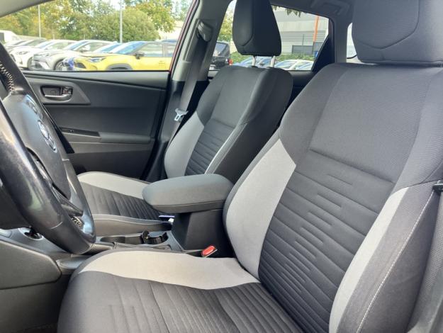 TOYOTA Auris 1.8 HYBRID 136 DESIGN  