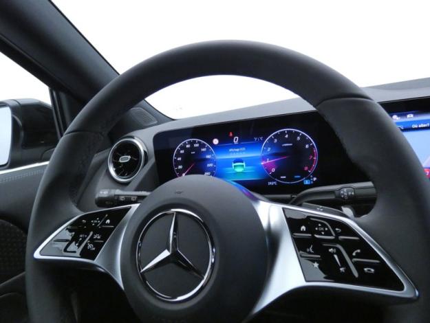 MERCEDES-BENZ GLA 180 Progressive Line  GLA 180 Progressive Line