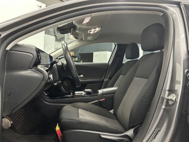 MERCEDES-BENZ A 180 d Style MBUX  