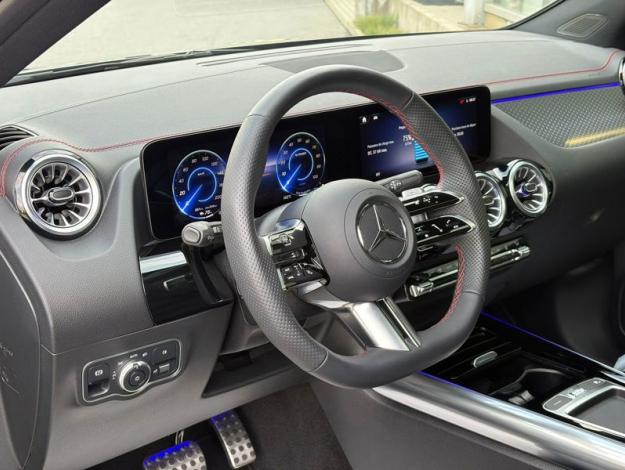 MERCEDES-BENZ EQA 300 4MATIC AMG Pack Night Pano  