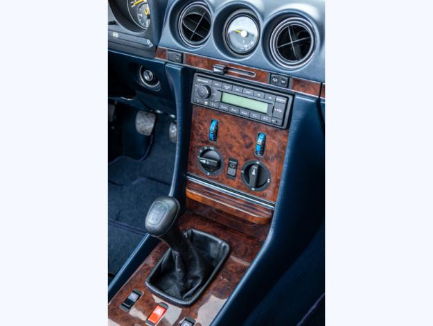 MERCEDES-BENZ 300 SL R107  