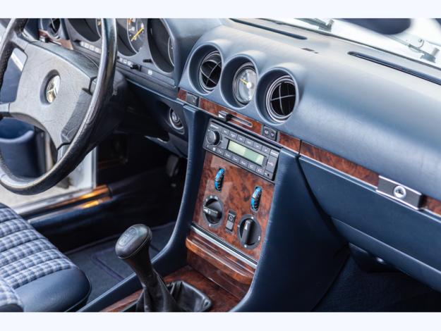 MERCEDES-BENZ 300 SL R107  