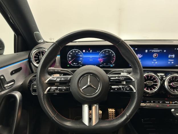 MERCEDES-BENZ A 180 AMG Line Toit Pano Facelift  