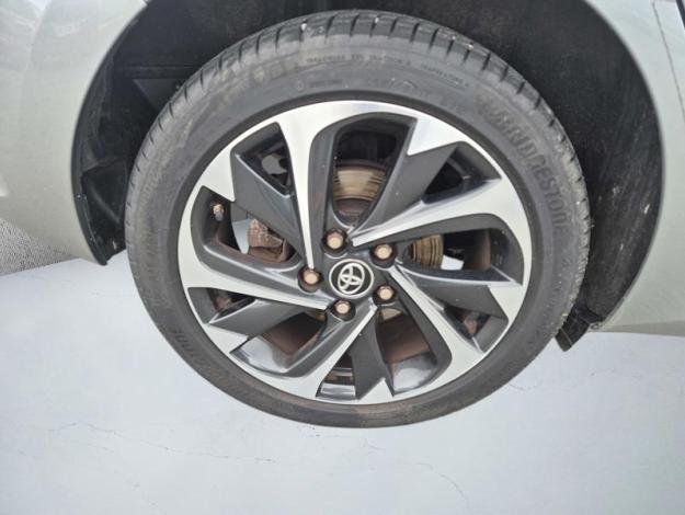 TOYOTA Auris 1.8 HYBRID 136h DESIGN  