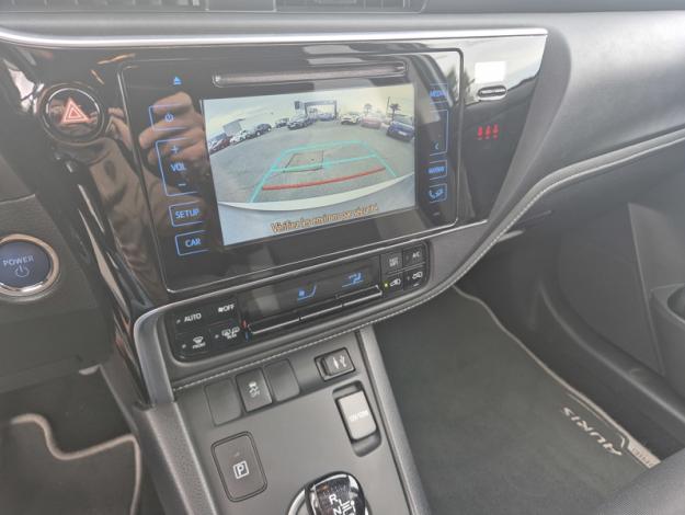 TOYOTA Auris 1.8 HYBRID 136h DESIGN  