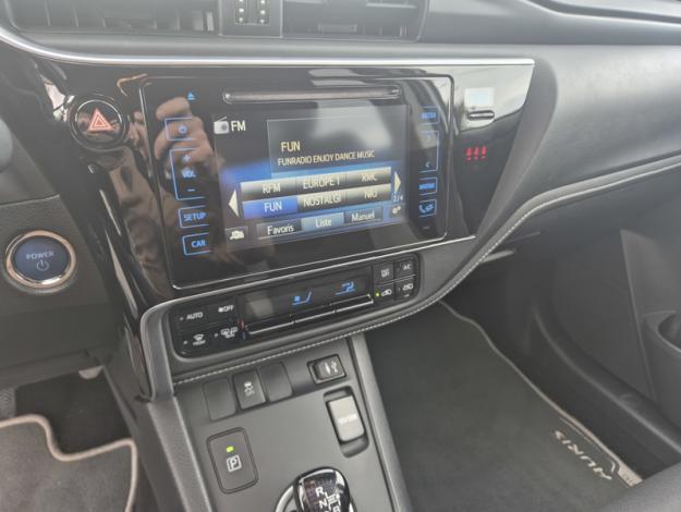 TOYOTA Auris 1.8 HYBRID 136h DESIGN  