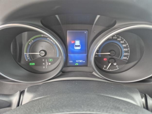 TOYOTA Auris 1.8 HYBRID 136h DESIGN  