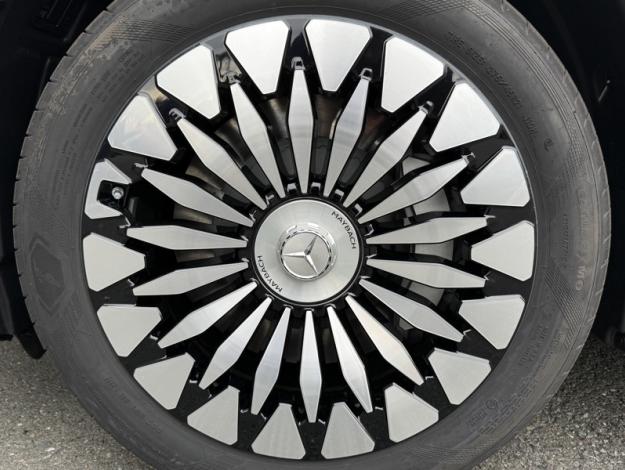 MERCEDES-BENZ EQS SUV Mercedes-Maybach EQS 680 SUV  Mercedes-Maybach EQS 680 SUV