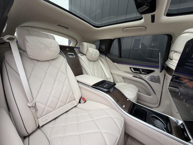 MERCEDES-BENZ EQS SUV Mercedes-Maybach EQS 680 SUV  Mercedes-Maybach EQS 680 SUV