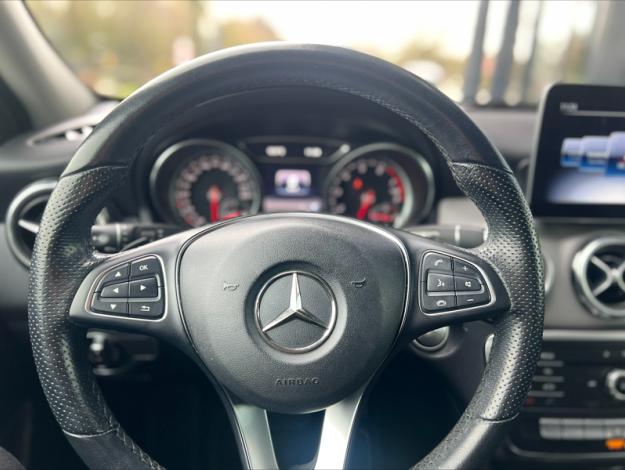 MERCEDES-BENZ GLA 180 Sensation  