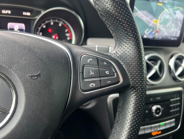 MERCEDES-BENZ GLA 180 Sensation  