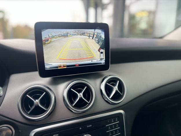 MERCEDES-BENZ GLA 180 Sensation  