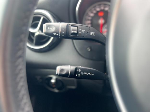 MERCEDES-BENZ GLA 180 Sensation  