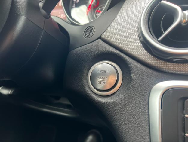 MERCEDES-BENZ GLA 180 Sensation  