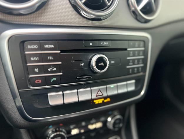 MERCEDES-BENZ GLA 180 Sensation  